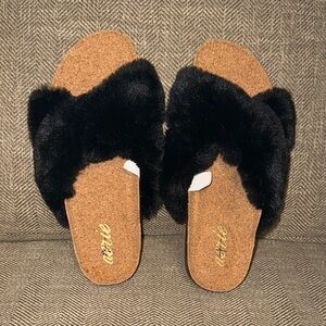 NWT AERIE by American Eagle AEO Women's Black Fur Slide Slippers Sandals Shoes